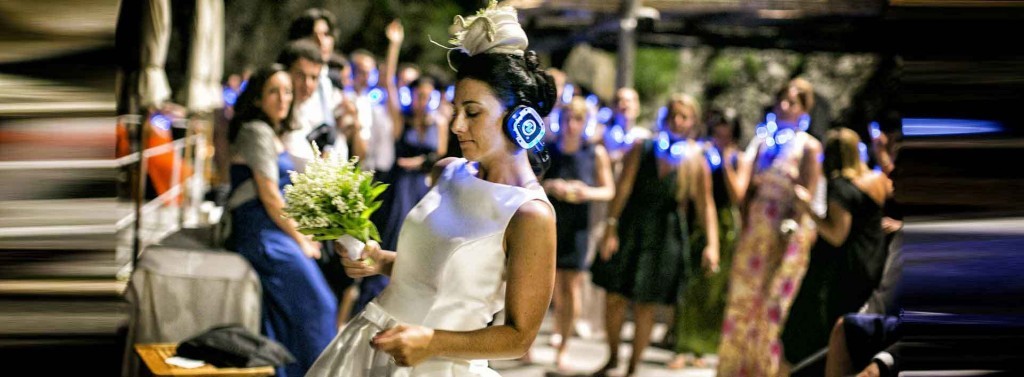 Braut tanzt mit leuchtenden Silent Disco Kopfhörern
