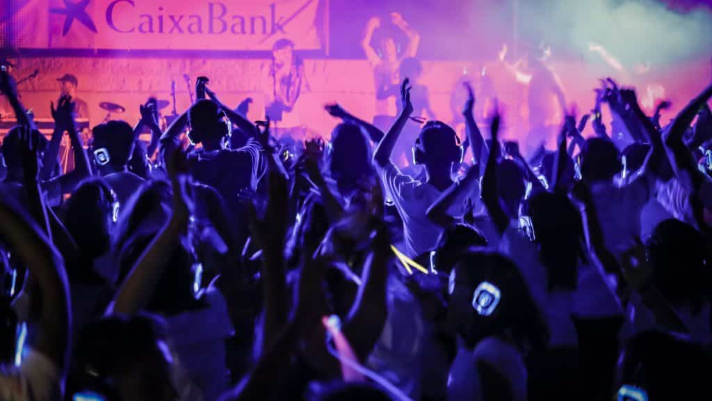 Silent Disco Tanzfläche in violettem Licht