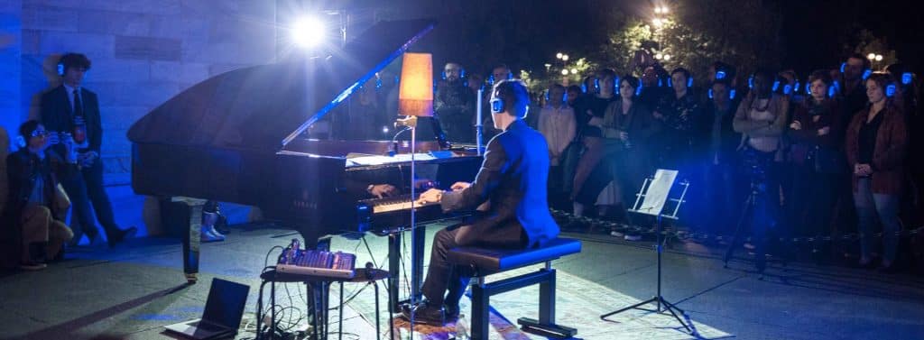 Pianist im Konzert, Publikum mit Kopfhörern