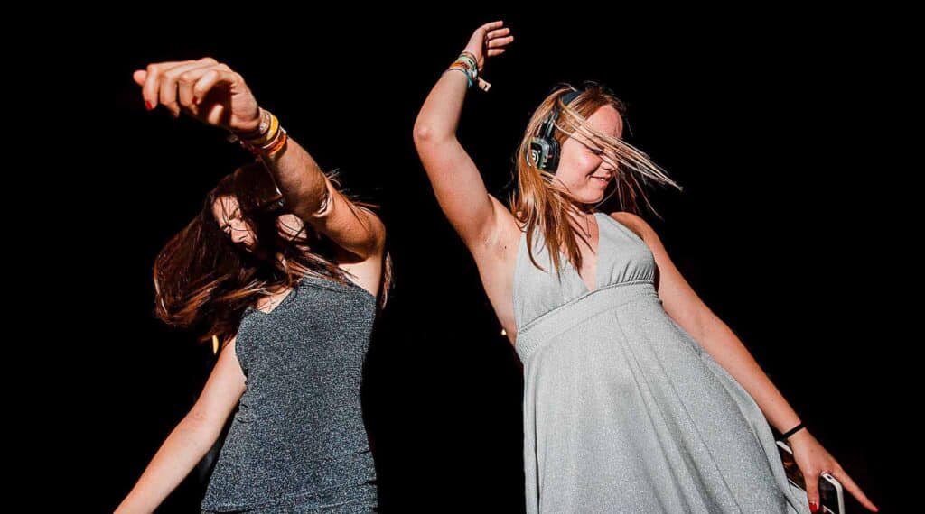 Frau tanzt mit Silent Disco Kopfhörern auf einer privaten Feier