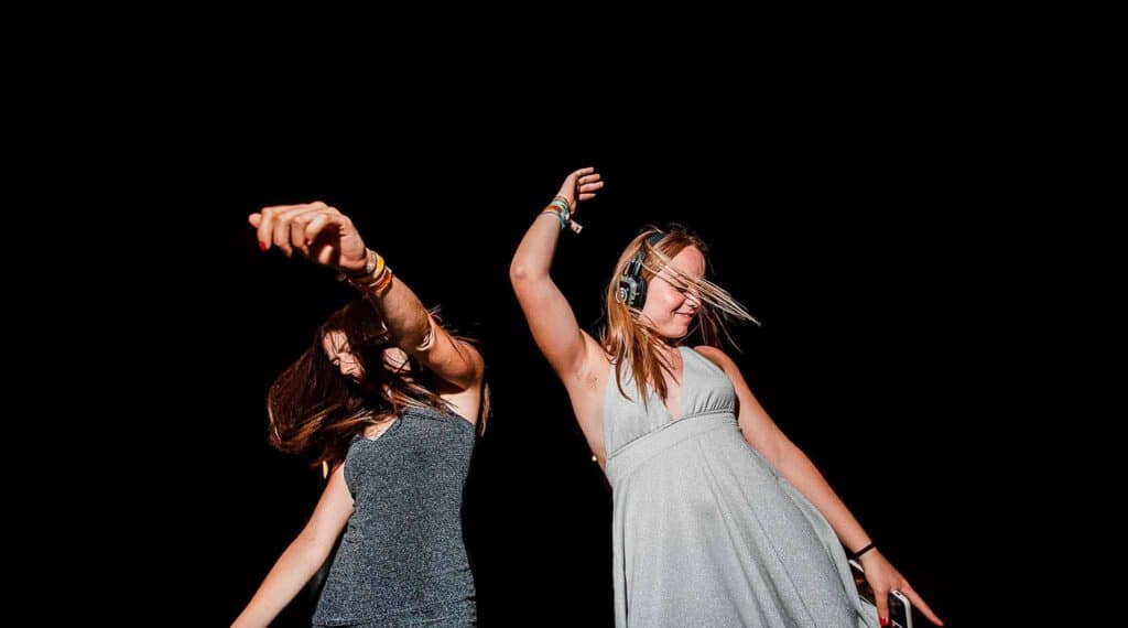 Gäste tanzen mit Silent Disco Kopfhörern